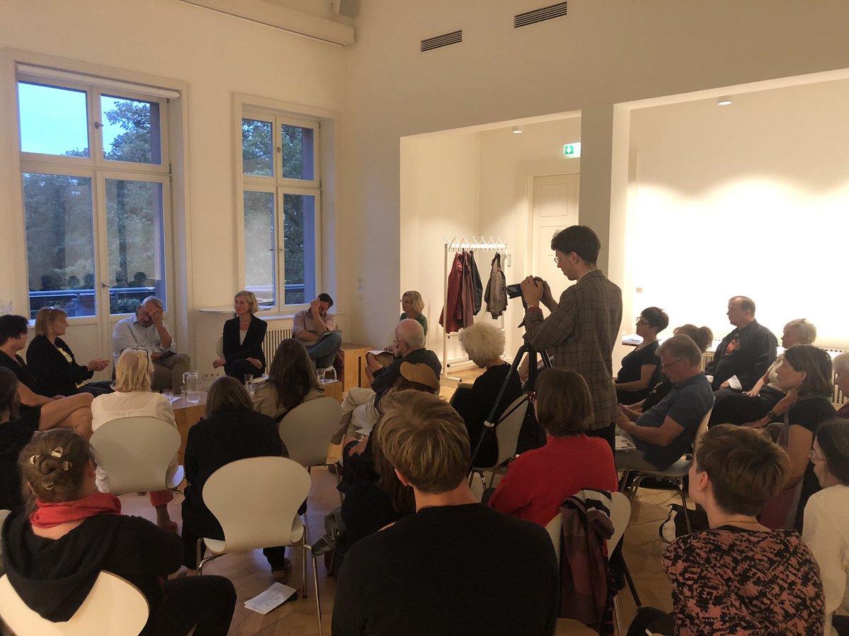 kunst_schloss's tweet photo. Podiumsdiskussion „Klasse Damen! - Klasse Damen?“ im Schloss Biesdorf. Kein Platz mehr frei. #kgbkunstwoche #kommunalegalerienberlin #elsegabriel #ellenkobe #veitrieber #ralfhartmann #petrakohse #carolamuysers #schlossbiesdorf #mahe #kunstinberlin https://t.co/6AXZSVBRl5
