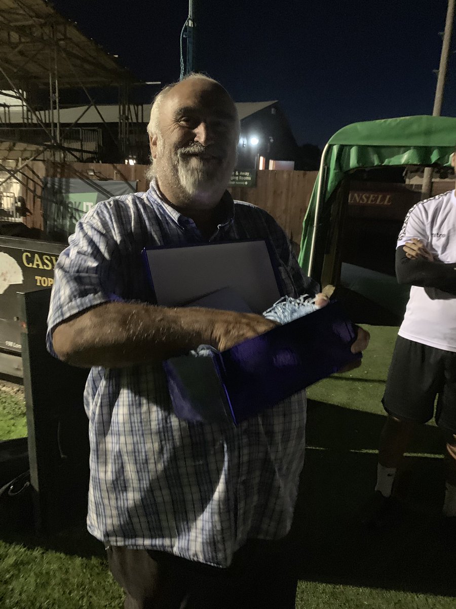 wormy1276's tweet photo. @Official_BHTFC Birthday celebrations for Pav. One of the nicest human beings going. #team #thehillians #newipad https://t.co/eYIvG8oEFN