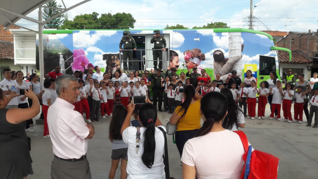 DevalPolicia's tweet photo. #BusInteractivo socializamos temas sobre el control al trafico a la biodiversidad en instituciones educativas del municipio de #Zarzal https://t.co/5wOCMBFi6b