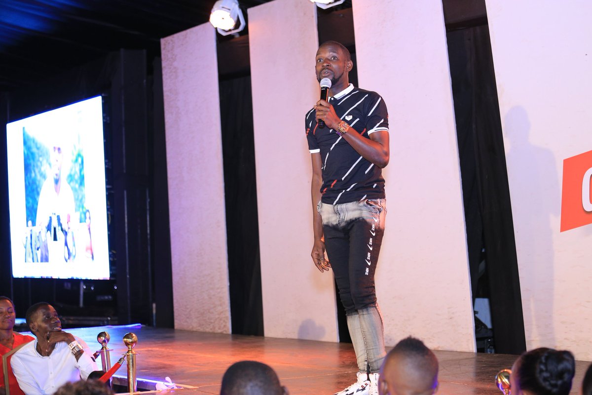 ComedyStoreUG's tweet photo. #McMariachi - Nentumila omusajja nga oze nomukazi omunene, atamidde Kyoka tomanyi kyozako.
Audience: π π
Mariachi - Kati olowoza kukubila kuba kyali bo. bajje bakutase. Obunene banangeππ.
#comedystoreug #NamelessInUG https://t.co/X4uSy224TC