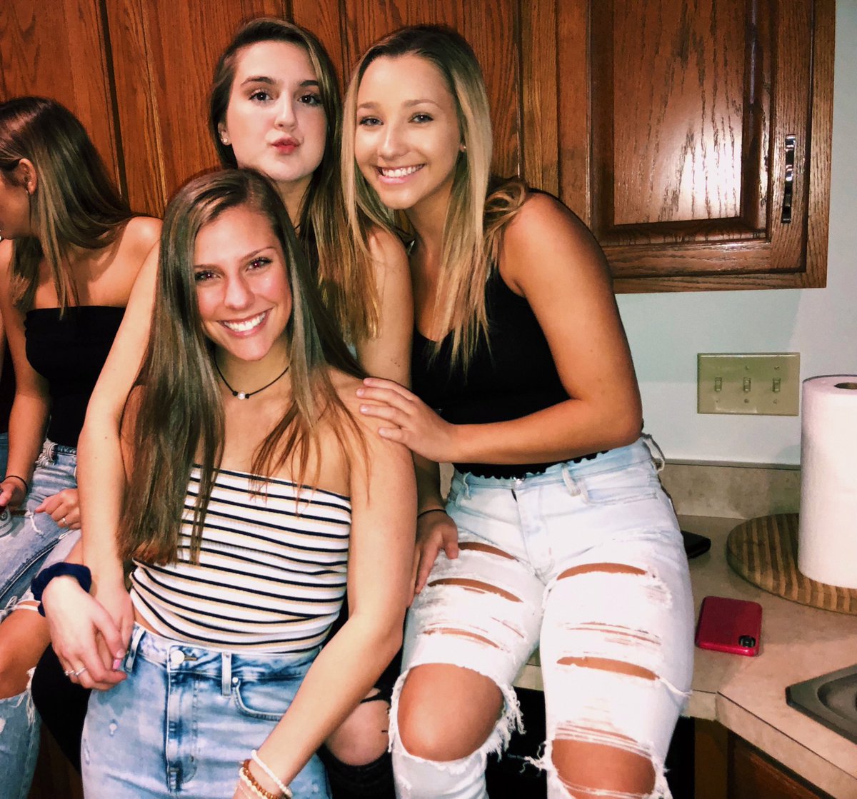 taylor_kubaney's tweet photo. Happy 18th @abigail_leubin !! Love you gf!! https://t.co/KkISJdm7ox