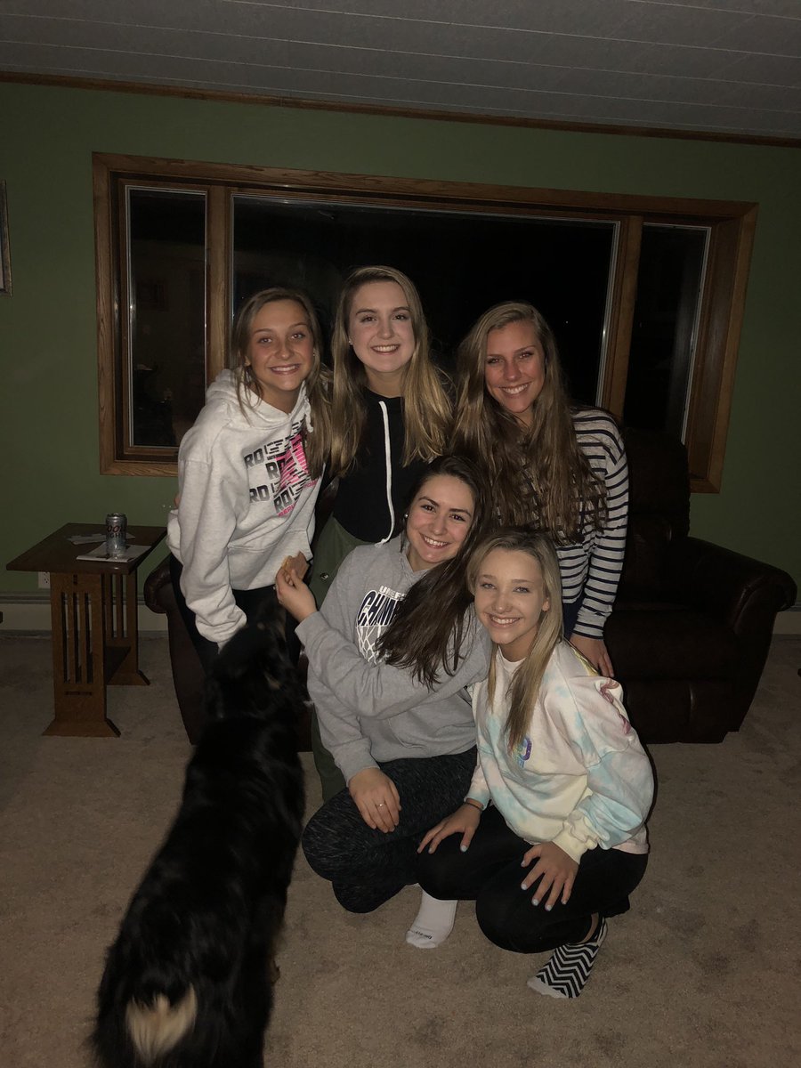taylor_kubaney's tweet photo. Happy 18th @abigail_leubin !! Love you gf!! https://t.co/KkISJdm7ox