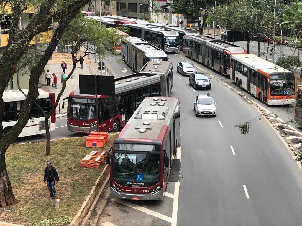 pedromeletti's tweet photo. Terminou sem acordo a reunião entre a Prefeitura de São Paulo e os motoristas de ônibus que travaram 19 terminais hoje. Eles querem greve a partir da meia-noite, parando São Paulo. Reclamam da participação dos lucros não recebida (R$1200/ano) e da potencial redução da frota. https://t.co/0SncedN93W