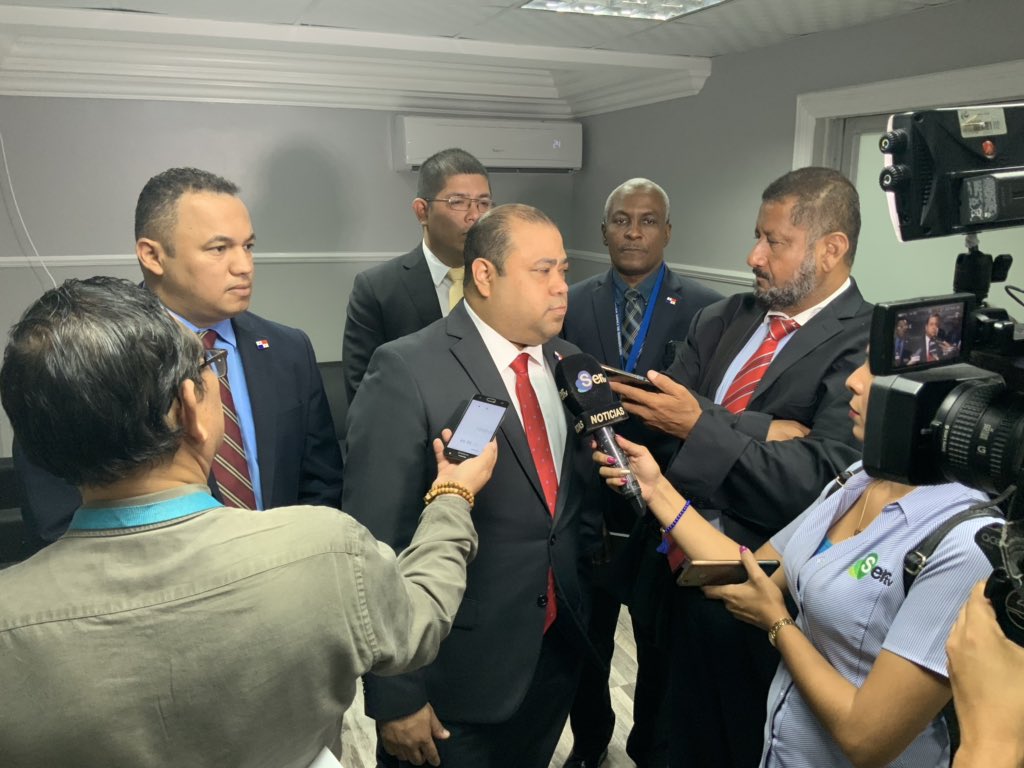PasaportePma's tweet photo. Comisión de Presupuesto de la @asambleapa aprobó traslado de partida, por la suma de 1 millón 443 mil 563 dólares.  @OmarAhumada Adm. de la entidad, sustentó el traslado de partida, el que ayudará a continuar con el proceso de entrega de los nuevos pasaportes electrónicos. https://t.co/XbIQQArCHH