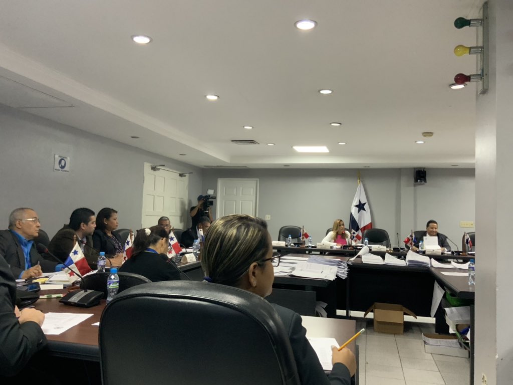 PasaportePma's tweet photo. Comisión de Presupuesto de la @asambleapa aprobó traslado de partida, por la suma de 1 millón 443 mil 563 dólares.  @OmarAhumada Adm. de la entidad, sustentó el traslado de partida, el que ayudará a continuar con el proceso de entrega de los nuevos pasaportes electrónicos. https://t.co/XbIQQArCHH