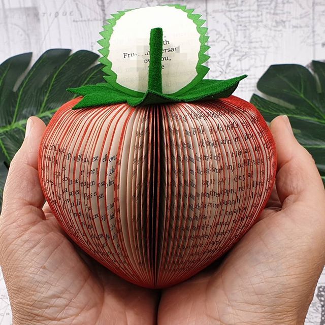 Paperappleco's tweet photo. I'd pick you! 🍓🍓🍓
Our book Strawberry is available on our website and in our Etsy shop link is in the bio 👉 @creatoncrafts .
.
#etsyoclock #etsytribe #etsyhunter #etsyaddict #allthebooks #book #books #booksofinstagram #booknerd #booknook #buch #livre… https://t.co/u8mWpdbaie https://t.co/ATKO9lL3OH