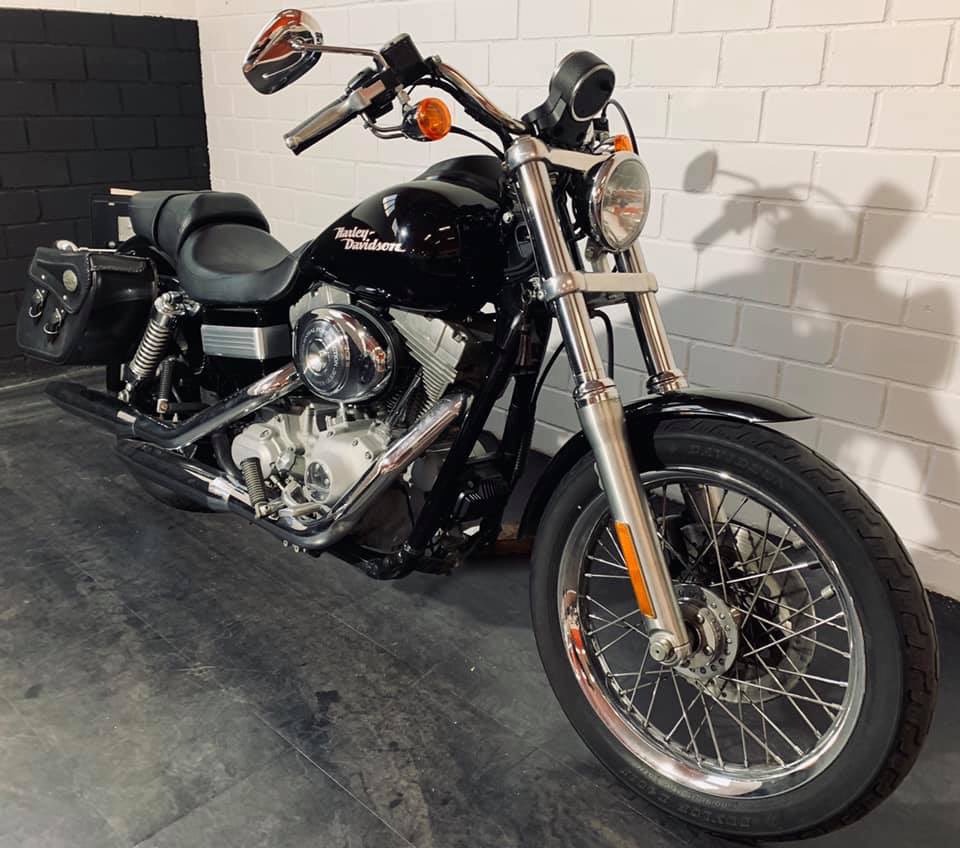 CMMSpain's tweet photo. EN VENTA!!
Harley Davidson Dyna Súper Glide, año 2006, 25.000 kms, 9.900€. Más información en nuestra página web o en la página de mil anuncios de Custom Motor Madrid #EnVenta #HarleyDavidson #DynaSuperGlide #CustomMotorMadrid #Taller #Transformacion #Motos #Custom #Getafe https://t.co/H6uhan7ZBe