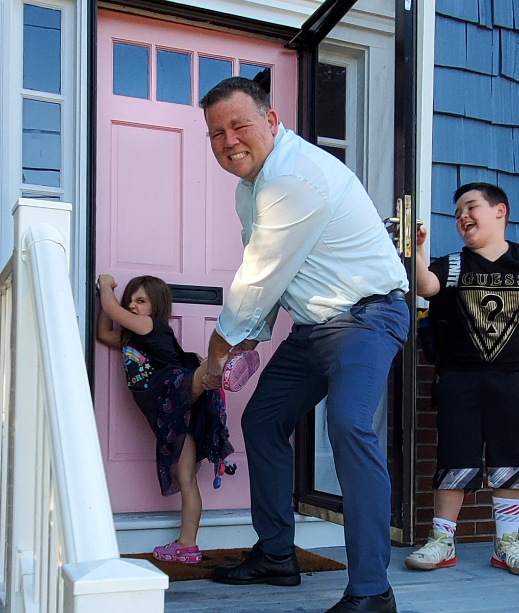 Patrick71514641's tweet image. Happy first day of Kindergarten Quinn🤣😂🤣! #ThursdayMotivation #summersoverwhen @TheEllenShow