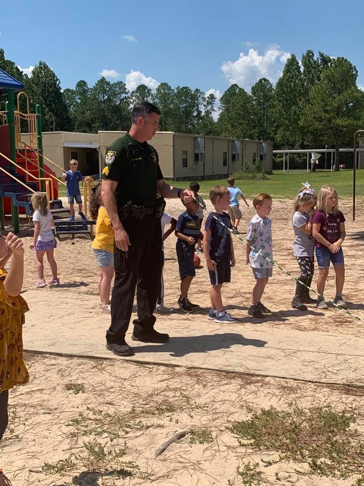 ECSONews's tweet photo. 👮♀️👮♂️🤸♀️🤸♂️
Sergeant R. Pollock and Reserve Deputy J. Harris having fun with the kids at Beulah Elementary School yesterday.
Thank you to the Beulah Elementary PTA for sharing the photos on social media!
#LunchWithAHero #YourSheriffsOffice #ECSO
@NR1620 https://t.co/NHwVLO1u1x