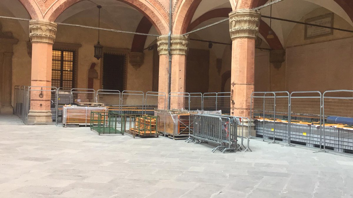 PassoCapponi's tweet photo. Stanno lavorando per noi... e domenica si correeeee!!!!!!!!!! W Bologna e la @RunTuneUp!!! https://t.co/tAhYDWPDGC