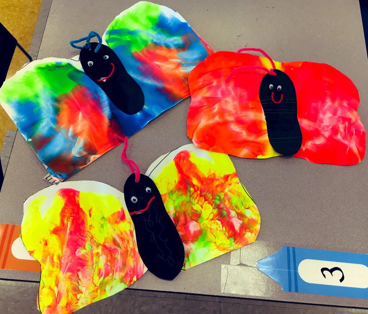 MsEllersArt's tweet photo. LIFE kids learned about line, symmetry, and color mixing through these beautiful & unique butterflies! #RVican #d113a #arted https://t.co/9rv4qBVKrh