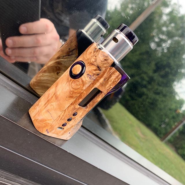 JaiHaze's tweet photo. Absolutely gorgeous. turnwoodfx makes this gorgeous piece. And how about that matching drip tip. #highend #dna75c https://t.co/SSuQuie8lq