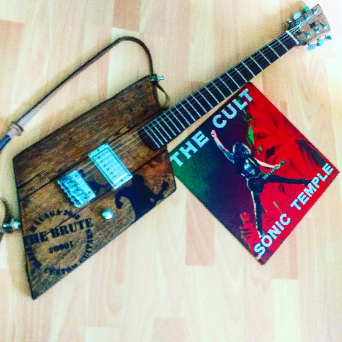 Orts666's tweet photo. @Orts666 @TheCult @SonicTempleFest @zepol_custom_guitars
#zepol_custom_guitars #NotAFender #NotAGison #guitars #guitarplayer https://t.co/DBtmOtCOcZ