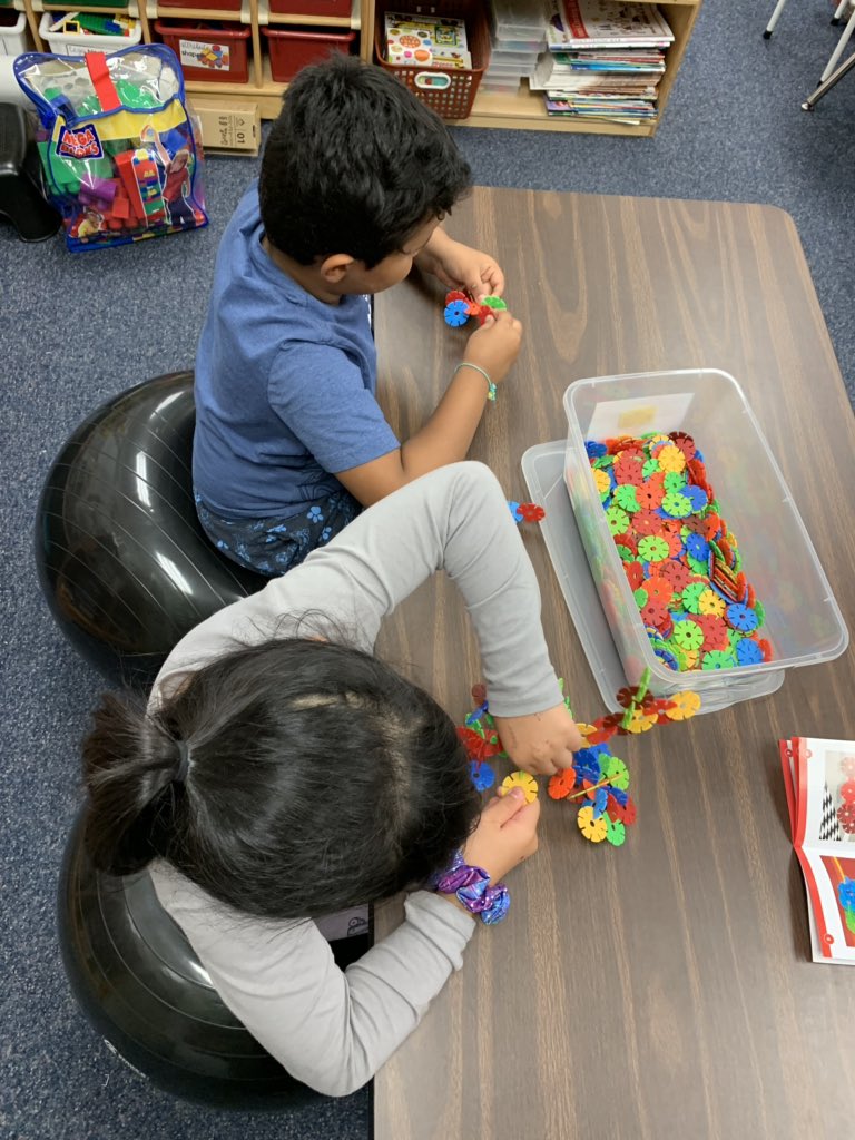 MrsSouth5's tweet photo. Some STEAM centers happening in 1S this afternoon! #BeAnArtist #BeAnEngineer #BeAMathematician https://t.co/k3brXIdBYY