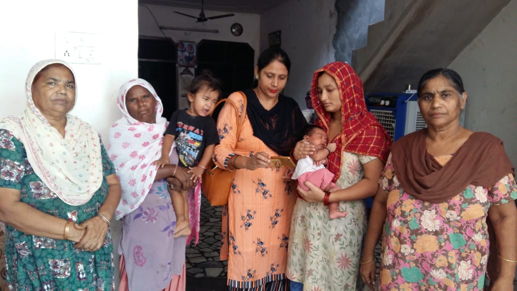 PoshanMoga's tweet photo. Anganwadi workers in full swing showing puppet vids for creating awareness in a coherent manner... #PoshanMaah2019 #PoshanAbhiyan #PoshanTyoharSeVyavahar #SahiPoshanDeshRoshan #ThankyouAnganwadiDidi @capt_amarinder @PunjabGovtIndia @dsswcd @MinistryWCD @POSHAN_Official https://t.co/i3YcB6iPLp