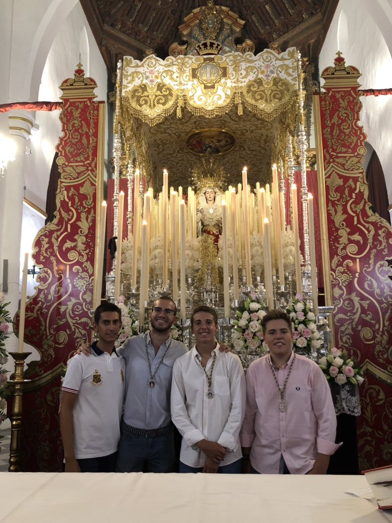 El Grupo Joven ha estado presente en el II día de Triduo a Mª Stma. de la Aurora donde se nos ha obsequiado con un detalle por la colaboración en la elaboración de la decoración para su salida extraordinaria.