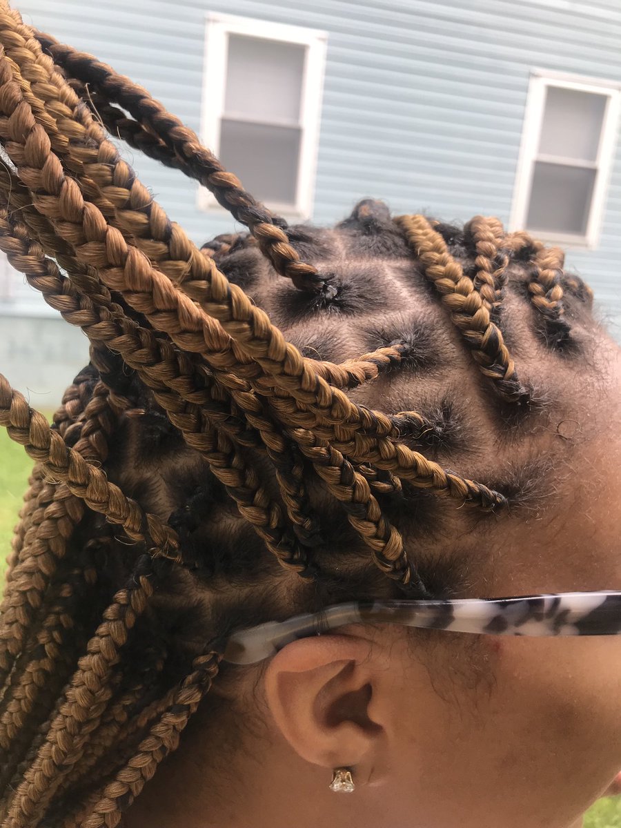 theMword_'s tweet photo. Knotless Braids✨
Braids by me🤩
•
•
•
#dmvbraider #frostburgbraider #pgcountybraider #miracleguru #appointmentsavailable #newstylealert #comegetyourmiracle #haveyoubookedyet #frostburg20 #frostburg21 #frostburg22 #frostburg23 #onyourcampus #knotless #cleanparts https://t.co/bVKJQgkn19