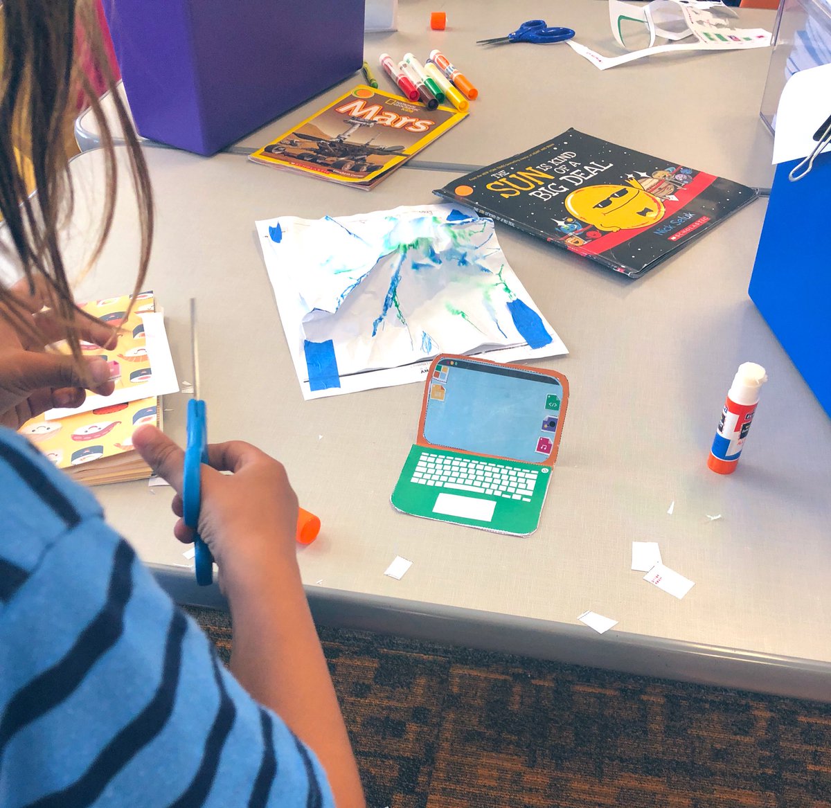 MsHaughs's tweet image. Learning about computer hardware in 2nd grade today w/@hellorubyworld! Ss loving building their own mini computer!! #elemcode #CUSDRockstar #CSk8 #K2CanToo