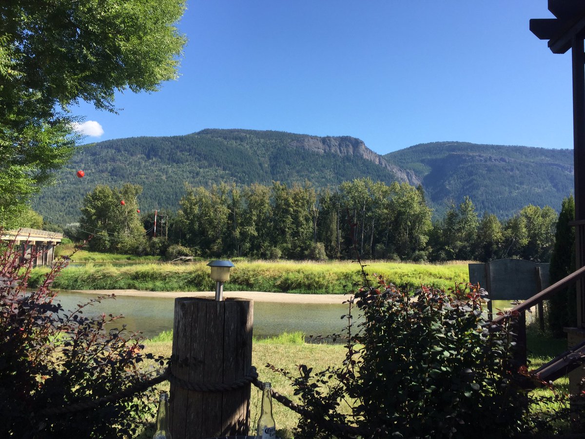 Northof35GP's tweet photo. River time for the next 2 days on my favourite Shuswap River. First stop is the Grindrod Pub #northof35 #riverlife #northokanagan #shuswapriver #grindrodpub #grindrod #britishcolumbia #canada🇨🇦 https://t.co/zpE1wlkaOH