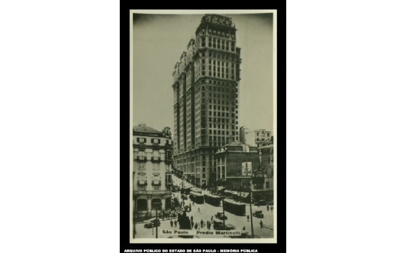arquivoestadosp's tweet photo. #TBT

A lembrança de hoje é do Edifício Martinelli, localizado entre a Rua São Bento, Avenida São João e Rua Líbero Badaró. Um prédio histórico que foi o maior arranha-céu da cidade por anos, até a construção do Edifício Altino Arantes (atual Farol Santander). #EdificioMartinelli https://t.co/barbzVGdei