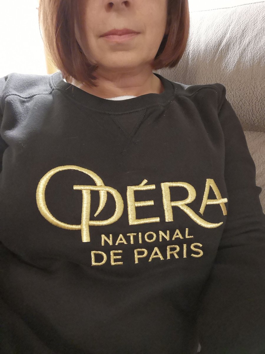 lougillies's tweet photo. This afternoon I was requested to join a busker who thought I was an opera singer. Don't go out in public whilst wearing writing clothes. #falseadvertising #dontjudgeabookbyitscover #phdlife #wailingbanshee https://t.co/wCa2P6ipeE