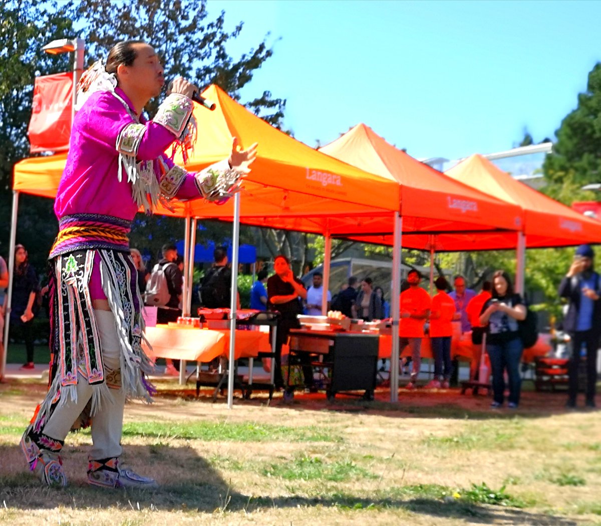FroudJessica's tweet photo. Spirits are high at Langara as students prep for the fall semester! #welcometolangara https://t.co/d0bABYTrRE