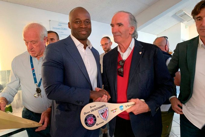 Athletic_fr's tweet photo. 🤝 Merci beaucoup pour votre accueil, @abfc_officiel!

📸 Sangare Lausseni, Président de l'Aviron Bayonnais, et Iribar 🤗

📌 Stade Didier Deschamps (Baiona)

#AthleticToulouse #AthleticClub 🔴⚪️🦁 https://t.co/uAqC6znePu