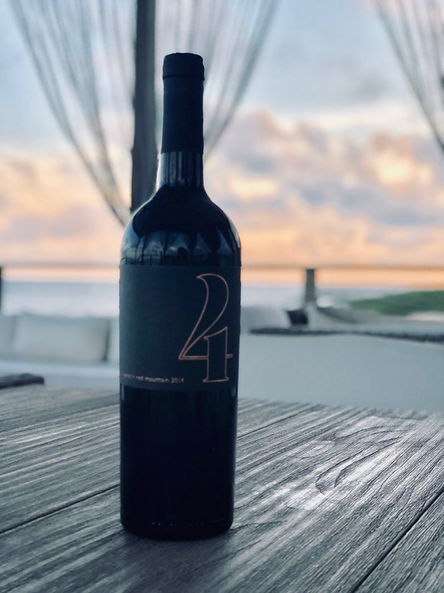 FourCellars's tweet photo. Refusing to let go of summer... https://t.co/HuIA8GjwvT