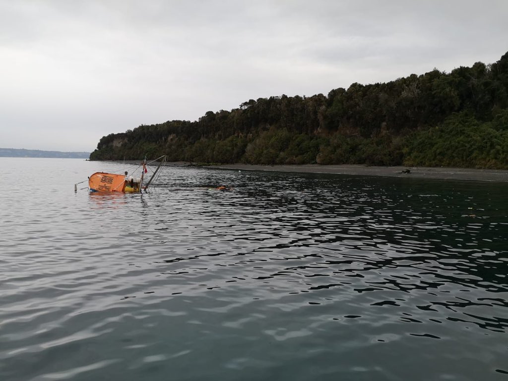 Rescate de cuatro tripulantes de la LM María Angelica matrícula 2666 Achao al sur de Isla Quenac, Lancha sufrió incendio y posterior semihundimiento en el sector, tripulantes a salvo, se verifica condiciones ambientales del área.