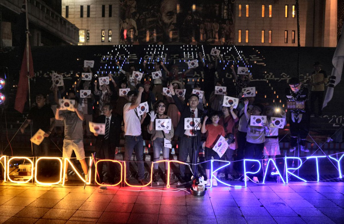 YiYongWon's tweet image. '태극기를 내려놓고 국민의례를 하지말고 애국가를 부르지마라'

광화문 광장에서 3년동안 100회 이상 맞서 싸워온 반대한민국 세력들의 요구였습니다

저희 K파티는 결코 태극기와 애국가 4절을 포함한 국민의례를 결코 포기하지 않을 것입니다

#조국특검 #문재인퇴진 #KPARTY