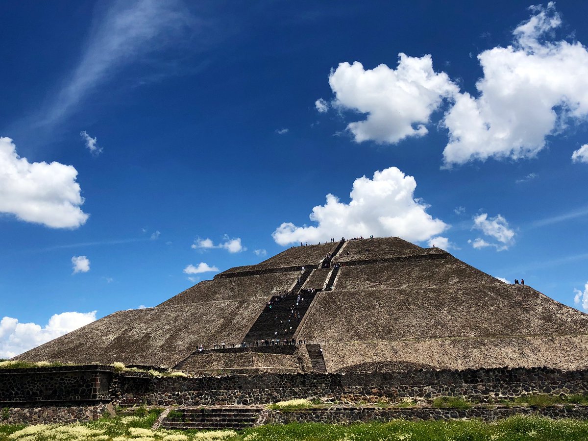 ソラシド No Twitter メキシコシティから北へ50km この地にアステカ文明が起こる以前の巨大都市遺跡 テオティワカン 紀元前2世紀頃からアメリカ大陸最大の都市として繁栄していたものの8世紀頃に突如消滅するという謎の歴史を持つ シンボルとなっているのは太陽の