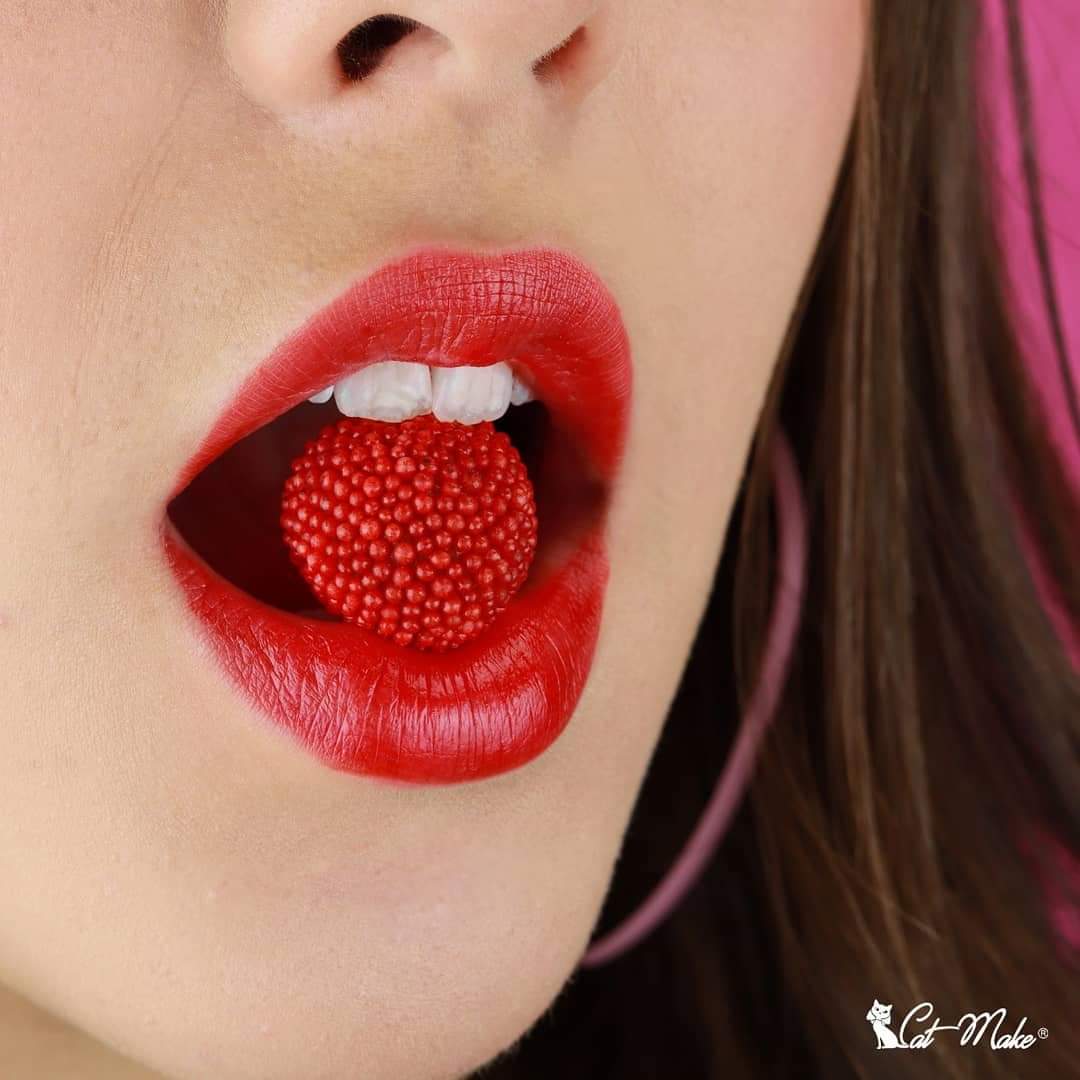 catmakeoficial's tweet photo. Make Tint Sweet Lips cor Framboesa! Qual sua cor favorita?? 👄😻
.
#make #maquiagem_insta #maquiagem #maquiagemlovers #maquiagemvegana #vegan #beleza #catmake #liptint #maketint https://t.co/dtKH7i21k4