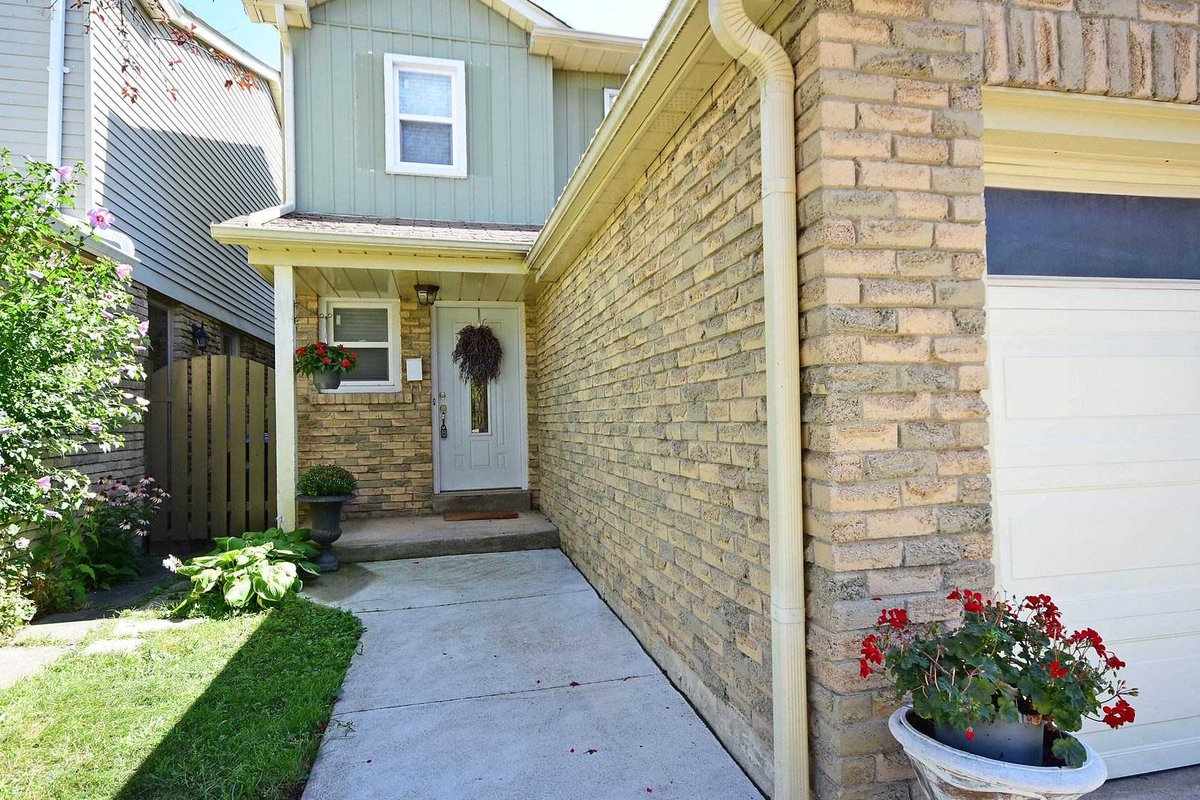 RealTorMarina's tweet photo. Renovated 3 bedroom detached house for sale in Mississauga
See more: https://t.co/emSVFDQFkB
#Mississauga #RealEstate #MississaugaRealtor #DetachedHouseForSale https://t.co/hUp0bu36KQ
