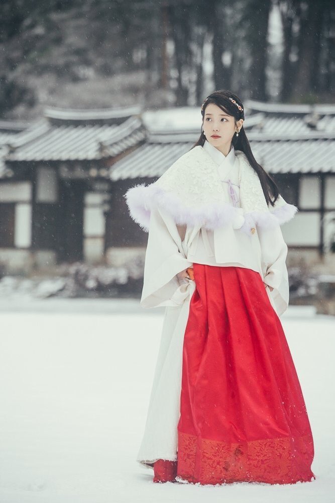 erlinzhang's tweet photo. [TRANS] 190906
IU was chosen as the top (#1) female celeb in a recent survey asking who's the celeb that looks best in hanbok

Female
1. IU
2. Shin Se Kyung
3. ITZY Ryujin

Male
1. BTS Jungkook
2. Astro Cha Eunwoo
3. Yeo Jingoo

📎: https://t.co/Gm23zRLNCx

#IU #아이유 https://t.co/VFpkRSJxXS