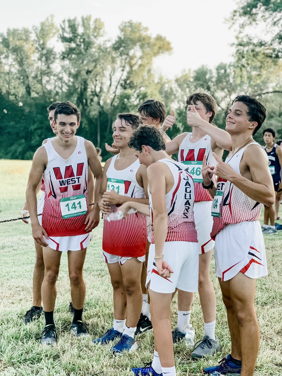 patty_adair's tweet photo. @bvwxc Bobcat Invitational✔️!Love all the smiles AFTER the runs. Here’s a few snapshots full of JOY! #bvwxcfamily #bvwxc #crosscountry #twins #twinboys #thefacesofdeclan #family #BoyMom #HeavenAndEarthHaveMyHeart #bluevalleywest #LifeInKC #atlantatokansascity #bvwxc https://t.co/IuIaA5C9WJ