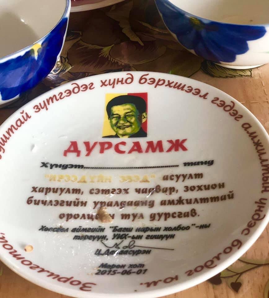 10 бууз захиалсан чинь ийм тавганд 9 бууз ирлээ. Арван хувийг нь энэ хүн заавал иддэг гэнэ...
Шантааж хийж, кноп үнэлж сайд болоод сурчихсан гар л даа. Амташсан хэрээ 13 дахина гэгчээр одоо ЗГ-аа бүрдүүлэх эрхийг ерөнхий сайдад нь өгөхгүй гэж гүрийж сууна. Ирэх жил чи унанаа!!!