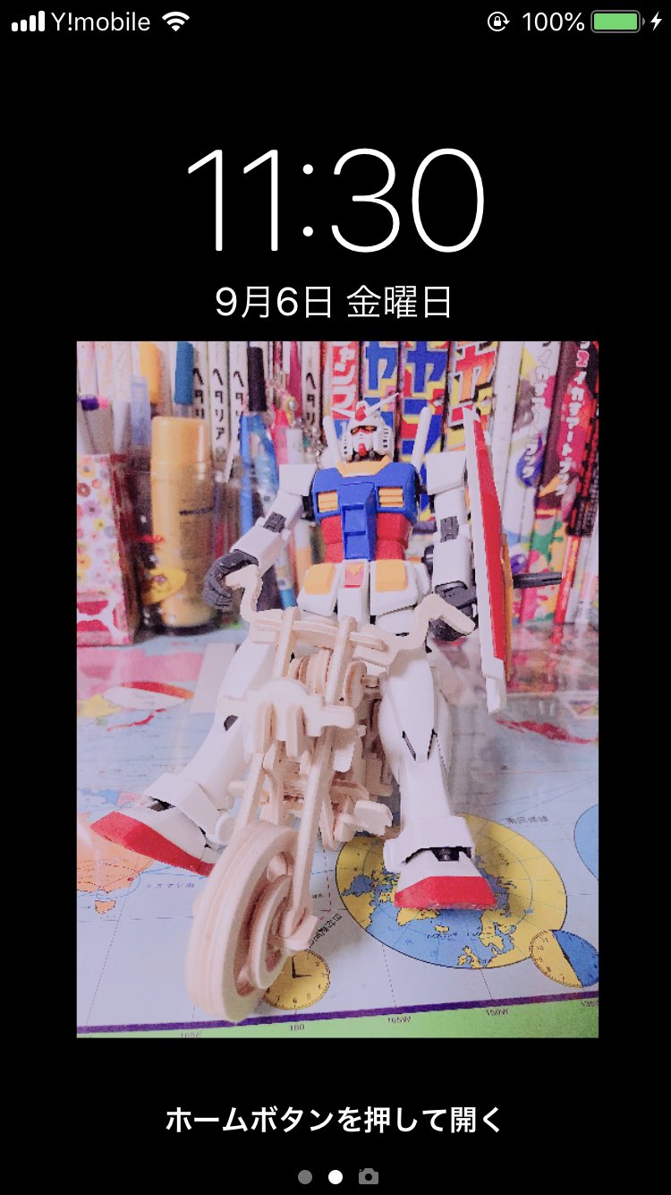 こくまる 前撮ったガンプラをロック画面にしたくてそのままだと時間が見えにくいから背景黒にしたらなんか遺影みたいな感じする T Co 5lnqdxhwad Twitter