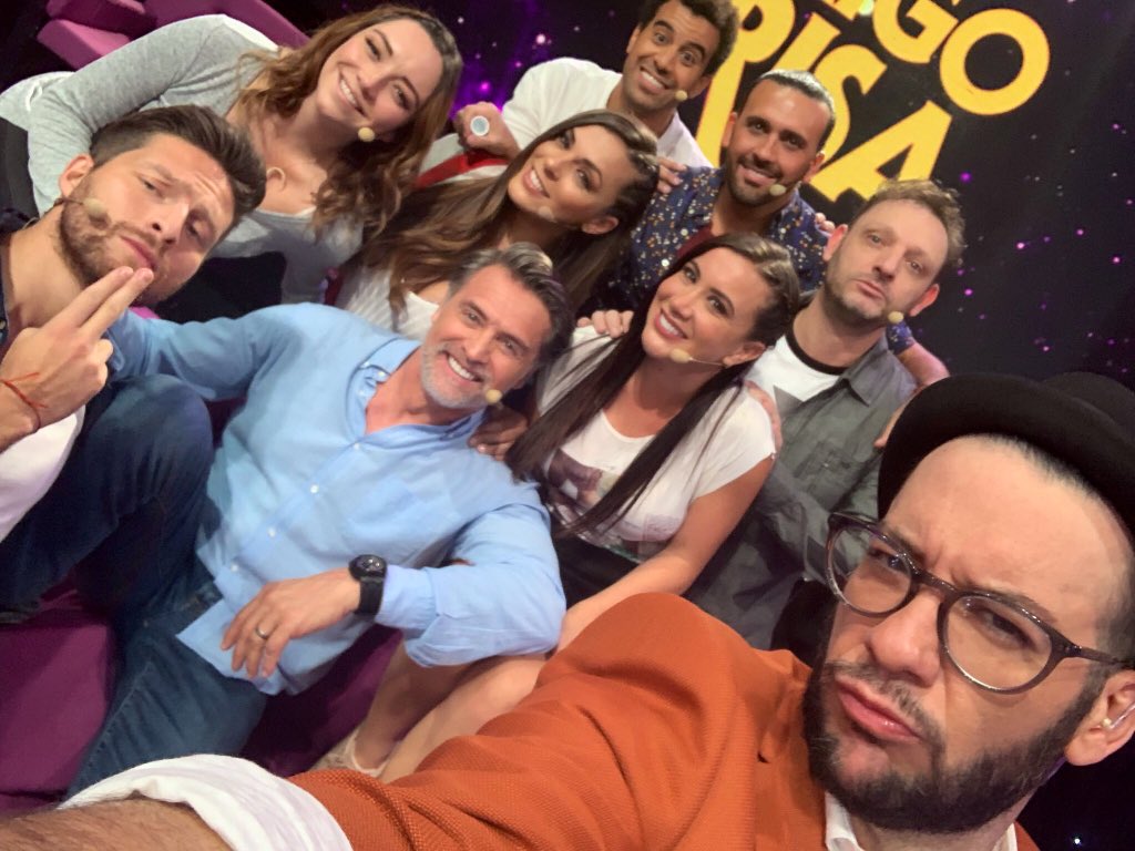 MeCaigoDeRisa's tweet photo. #DéjateCaerCon la foto familiar junto a @juansolervalls y toda la familia disfuncional https://t.co/cCTvRcRjQH