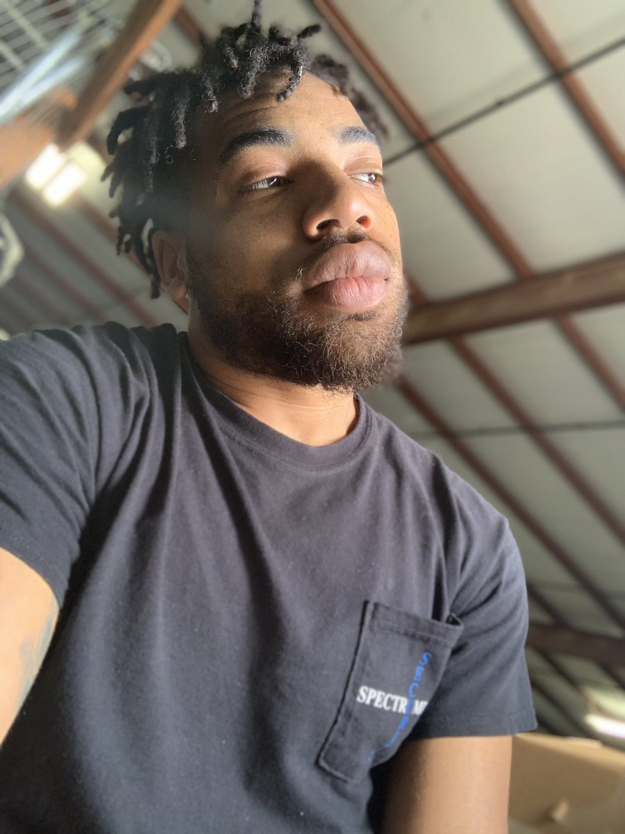 DatYellowMF's tweet image. I should be model , fuck this job