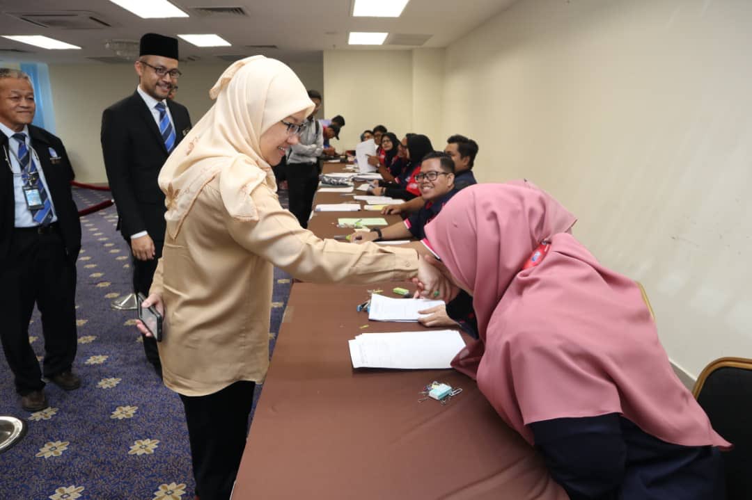 MyUTeM's tweet photo. UTeM terus memperkasakan agenda Akhirat dengan menerima kemasukan pelajar bagi Program pensijilan Tahfiz Al-Quran dgn kerjasama JAKIM.

Smoga persijilan tahfiz ini mampu melahirkan mahasiswa teknikal yg mampu menghafal Al-Quran dlm tempoh pengajian di UTeM. InshaAllah.

#myutem https://t.co/y10mqnpHIv
