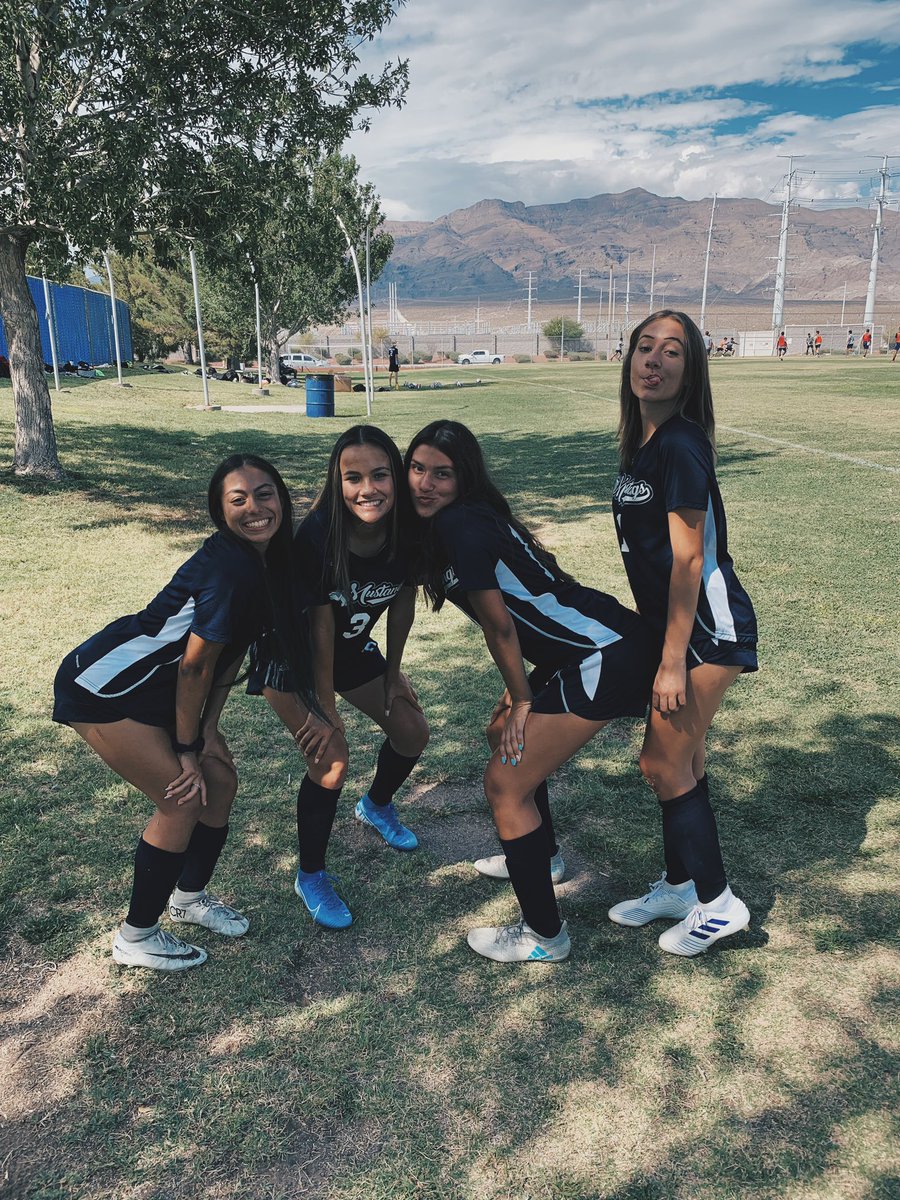 alexissponcee's tweet photo. year 4 with my favs ⚽️ #captain #seniorszn #endwithabang https://t.co/vppRYSQ8YX
