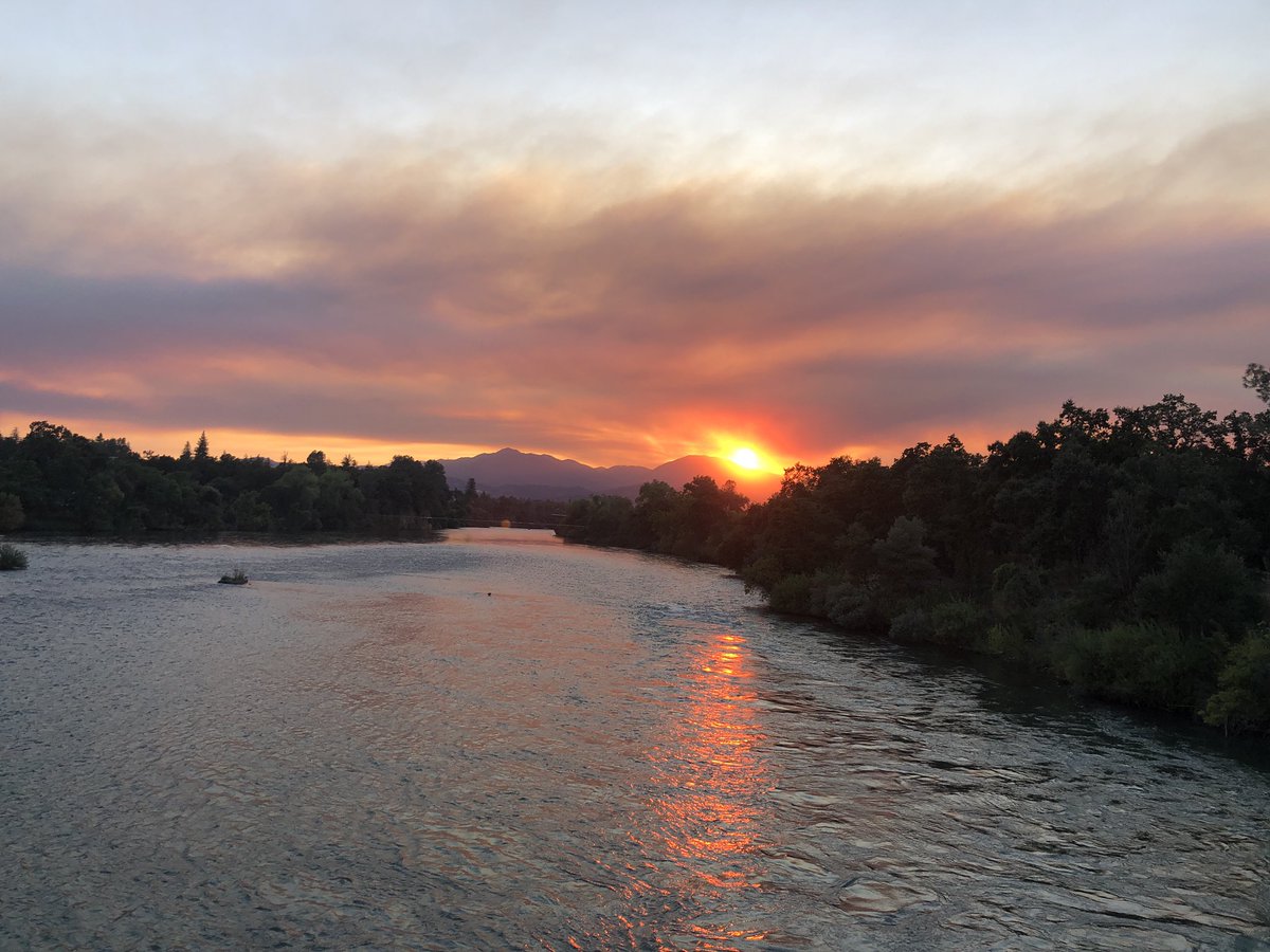 BrentWeberNews's tweet image. #RedBankFire view from downtown Redding at sundown as smoke from Tehama makes its way north...