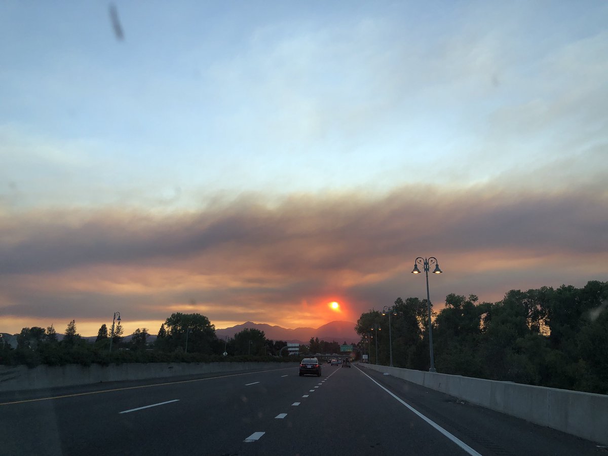 BrentWeberNews's tweet image. #RedBankFire view from downtown Redding at sundown as smoke from Tehama makes its way north...