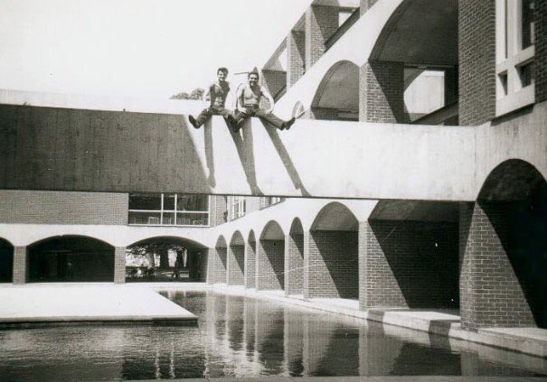 This great photo shows Falmer House at <a href="/SussexUni/">University of Sussex</a> with a full pond! If you’re interested in all things #history &amp;  #heritage, come along to the next Heritage Meet-up on Oct 3! (#Freshers are very welcome to come along too!) Info here: facebook.com/events/4260000… #Freshers2019