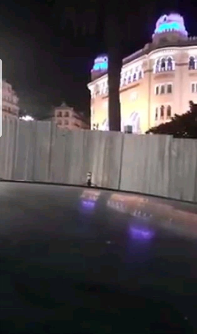 JournalMouradia's tweet photo. Ils ont placé des grillages tout autour de la Grande poste pour empêcher les algériens de manifester demain

Ils ont choisi l'option matraque, répression et interdiction : car ils savent qu'ils n'ont aucune autre alternative

Neghelbouhoum bessmata.

1er vendredi après la rentrée https://t.co/TpLuxV0zCu