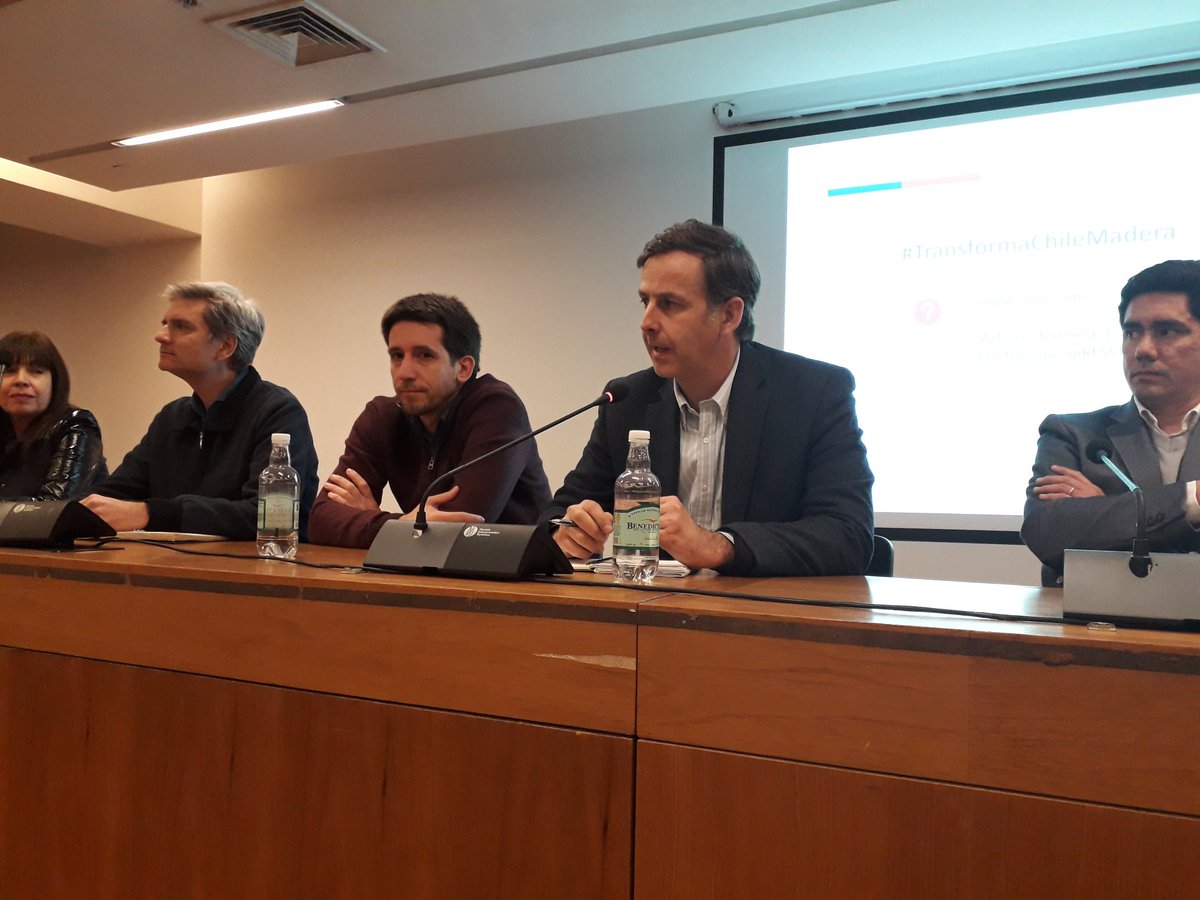 #SemanadelaMadera
Grte Programa #MaderaAltoValor de <a href="/Corfo/">Corfo</a>, <a href="/jp_undurraga/">Jose P. Undurraga</a> en Seminario de Manufactura Avanzada. "Es imperioso que las autoridades avancen en políticas públicas en materia habitacional y energética donde madera y biomasa sean protagonistas". #TransformaChileMadera