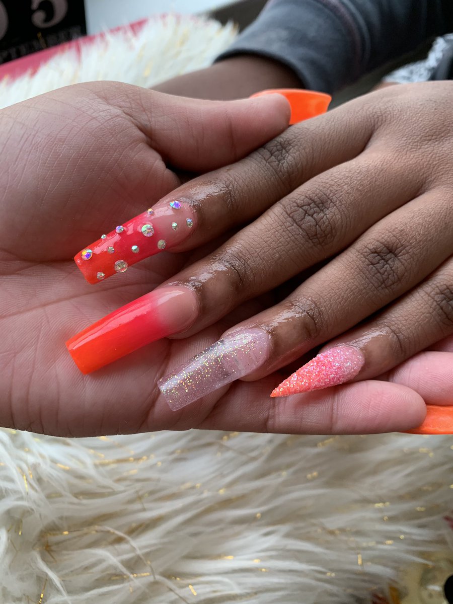 VeesGoldenTouch's tweet photo. Freestyle set 💅🏽 Multi-Color Ombré set with raw glitter and swarovski crystals 🥶
BOOK YOUR APPOINTMENT NOW📲
#ombrenails #studentnailtech #nailedit #naildesign #southernnotstate https://t.co/6b4NlaaKeh