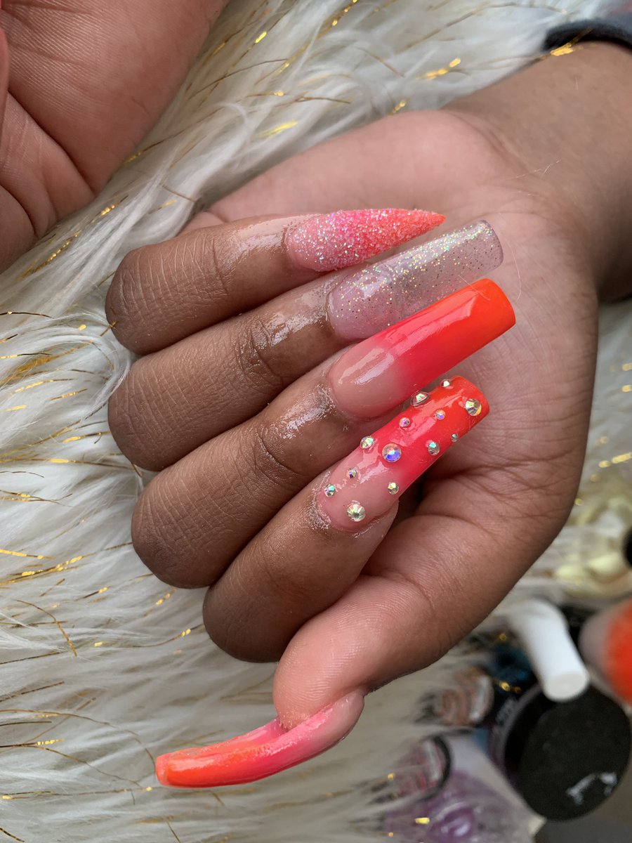 VeesGoldenTouch's tweet photo. Freestyle set 💅🏽 Multi-Color Ombré set with raw glitter and swarovski crystals 🥶
BOOK YOUR APPOINTMENT NOW📲
#ombrenails #studentnailtech #nailedit #naildesign #southernnotstate https://t.co/6b4NlaaKeh