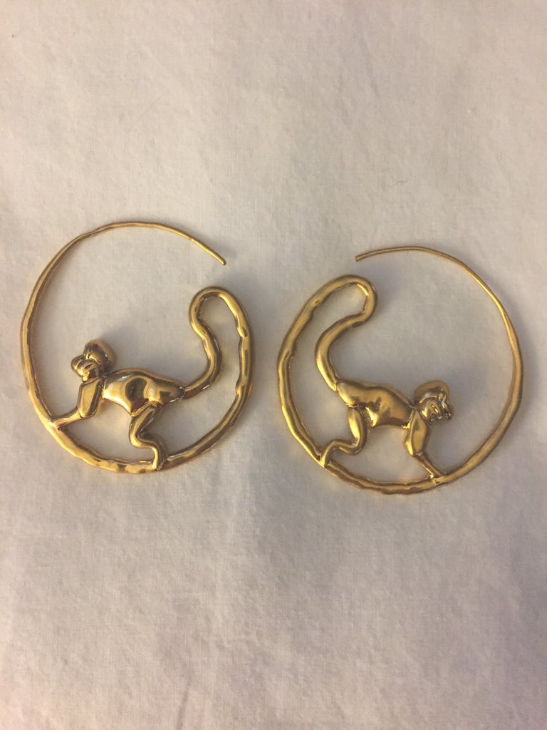 I just got these second-hand #primate earrings and skirt and don’t mind me if I wear them every day for the rest of my life. (Or at least every time I give a presentation) 😍🐒👗

 #ScienceFashion #SciComm #phdchat