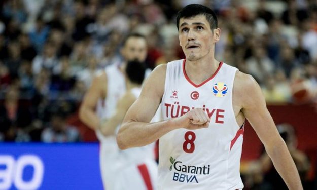 MUNDO_DE_BASKET's tweet photo. Vamos con un hilo más que interesante sobre Ersan Ilyasova el jugador de los Bucks y de la selección de Turquía. 

¿EL LÍDER DEL IMPERIO OTOMANO O EL IMPOSTOR UZBEKO? #FibaWC https://t.co/6cYMQ6LrU0